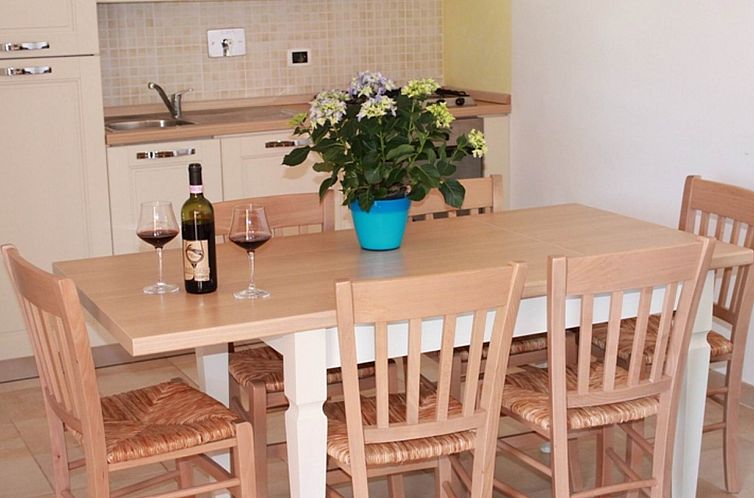 Appartement Unterkunft im Erdgeschoss, überdachte Terrasse,