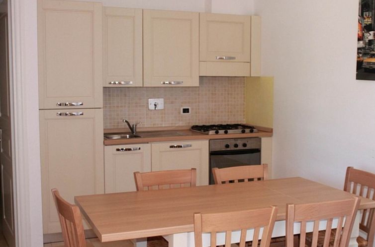 Appartement Unterkunft im Erdgeschoss, überdachte Terrasse,