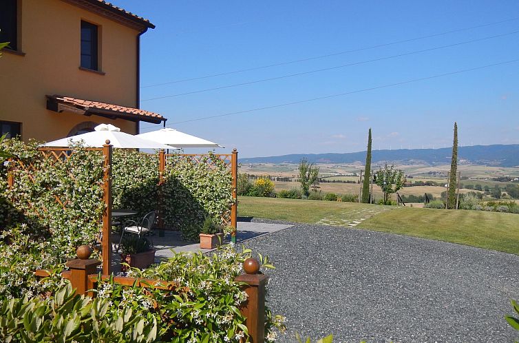 Ontspan op de veranda van Agriturismo Fattoria dei Fiori met uitzicht op het prachtige Toscaanse platteland in Rosignano Marittimo.