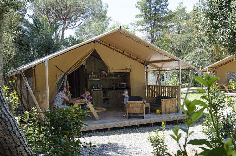 Geniessen Sie einen luxurioesen Aufenthalt im Safari-Zelt in Rosignano Marittimo, Toskana, mit atemberaubender Aussicht auf die umliegende Landschaft.
