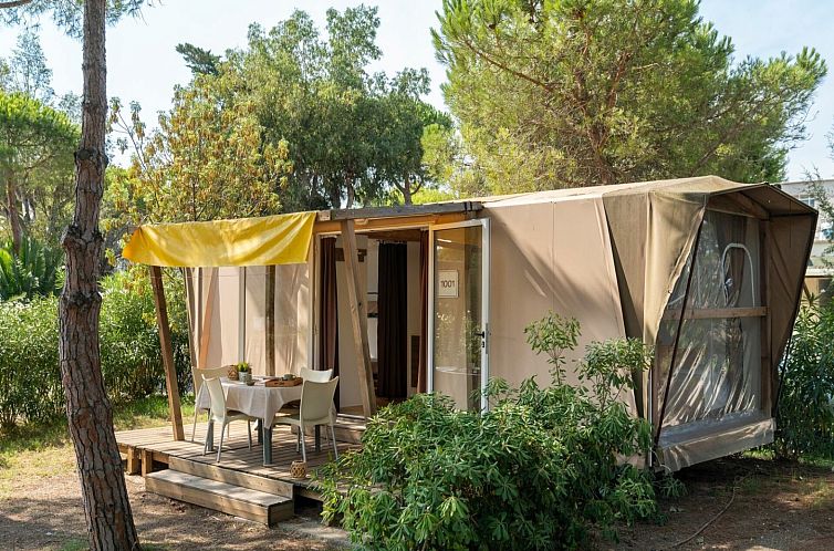 Entdecken Sie "Tent Kenya" in Vada in der Toskana - ein stimmungsvolles Safarizelt mit Veranda, ideal fuer einen entspannten Urlaub in der Natur.