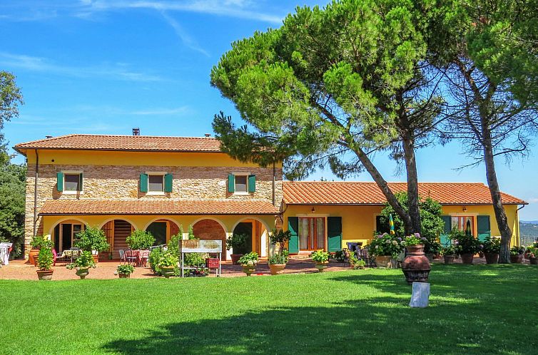 Ontdek de rust van Agriturismo Antica Fattoria, een vakantieverblijf in Toscane, omgeven door prachtige natuur en een uitnodigend terras.