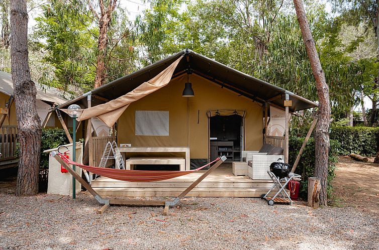 Ervaar luxe glamping bij Nomad in Lacona, Elba. Ontspan op de veranda van dit tenthuis omringd door natuur.