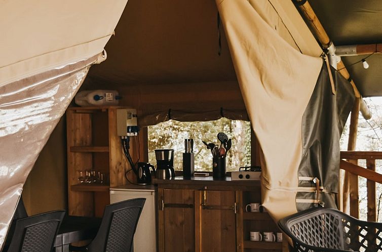 Kitchen and dining area in Safari Tent Valley, a glamping lodge in Cinigiano, Tuscany, surrounded by the natural beauty of Italy.