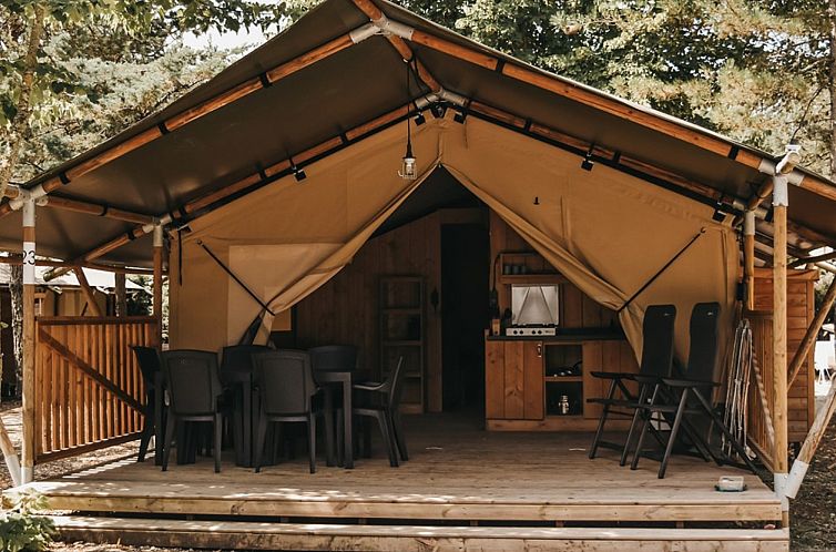 Discover the luxury safari tent including sanitary facilities in Cinigiano, Tuscany. Ideal for a relaxing glamping experience in nature.