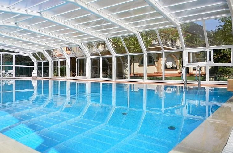 Vakantiehuis Villa mit privatem überdachbarem Pool