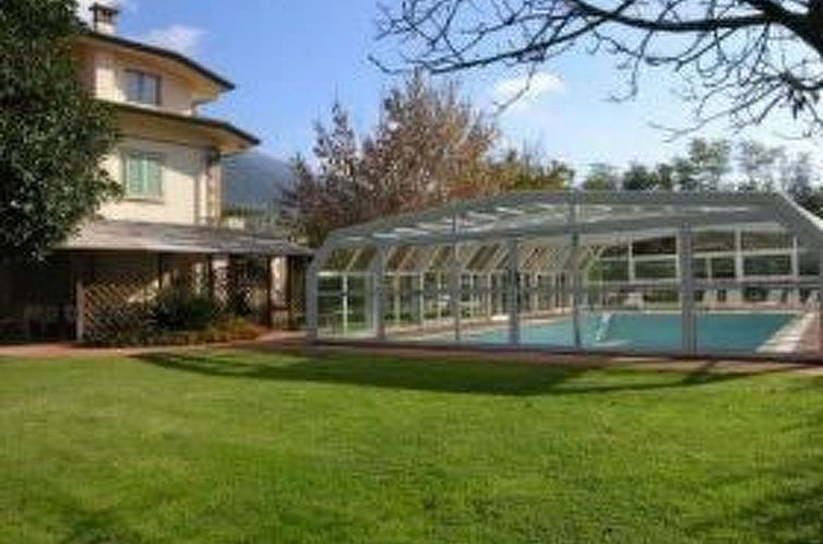 Vakantiehuis Villa mit privatem überdachbarem Pool
