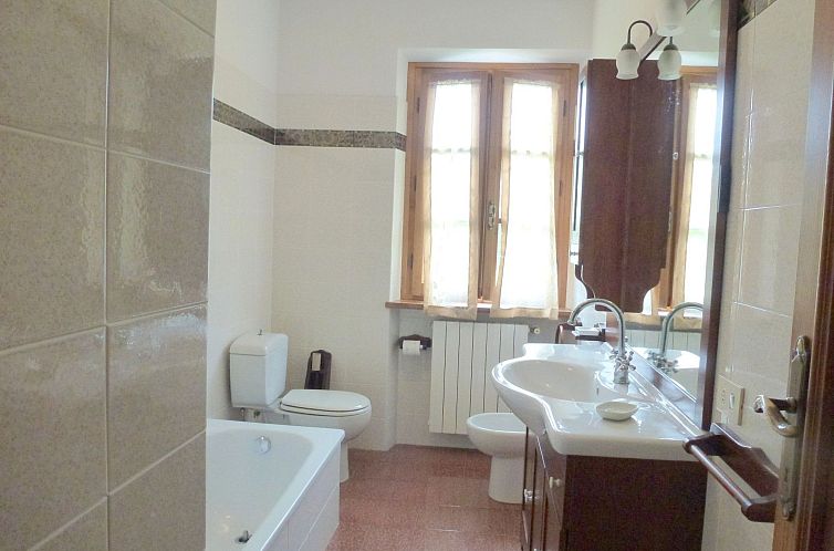 Vakantiehuis Tolles Ferienhaus in Camaiore mit Privatem Pool