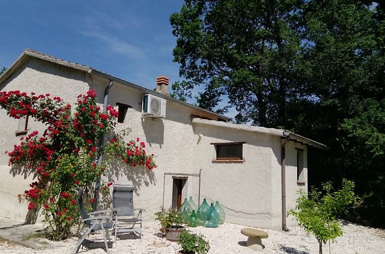 Geniet van de rust in Vakantiehuisje in Pergola, met zonnig terras en kleurrijke bloemen, in het hart van Umbrie/Marche, Italie.
