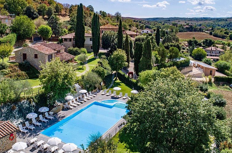 Ontdek de rust van Agriturismo Case Graziani in Umbrie, Italie, met een prachtig zwembad omgeven door cipressen en glooiende heuvels.