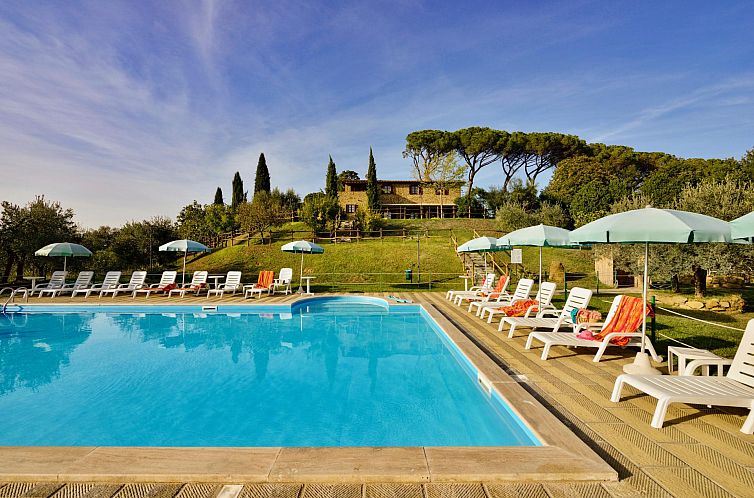 Ontspan bij het zwembad van Agriturismo Malagronda in Citta della Pieve, een charmant vakantiehuis in Umbrie, Italie.