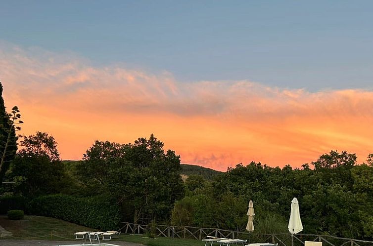 Geniet van het uitzicht op het zwembad en de natuur bij Huisje in Citta di Castello, gelegen in het prachtige Umbrie, Italie.