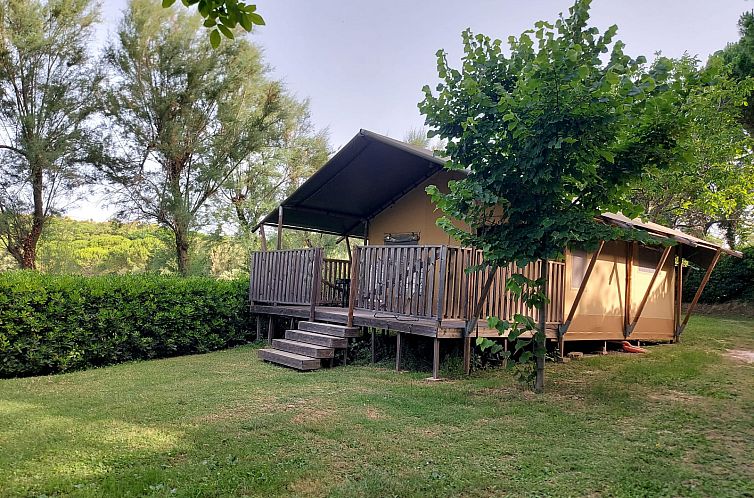 Stilvolle Schlafgelegenheit im Safarizelt inkl. Sanitaeranlagen in Pesaro, Umbrien, perfekt fuer einen komfortablen Glampingurlaub.