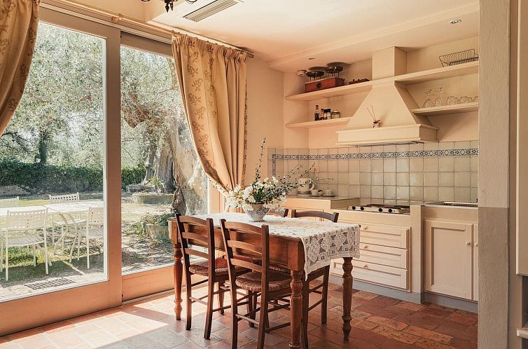 Appartement In einem Bauernhaus in den Hügeln, mit Garten u