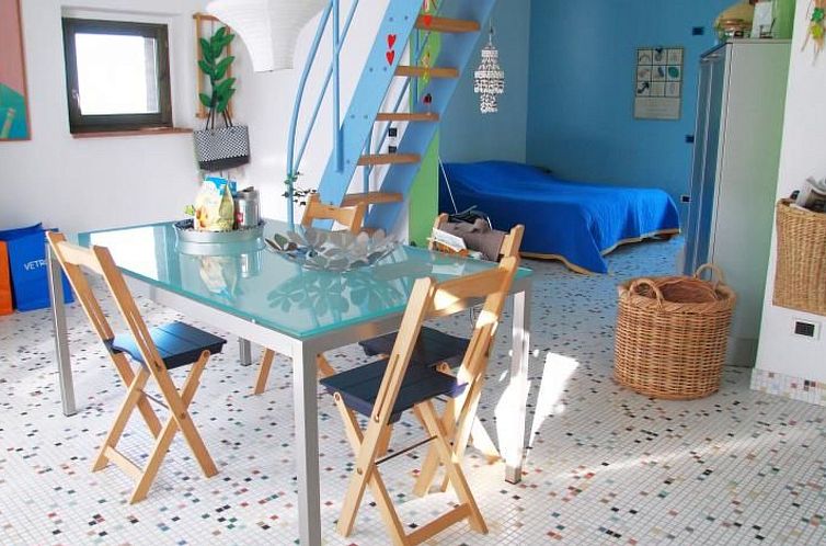 Appartement Studio mit Balkonblick ins bergige Grüne
