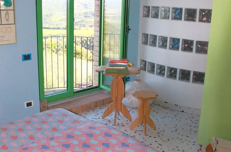 Appartement Studio mit Balkonblick ins bergige Grüne