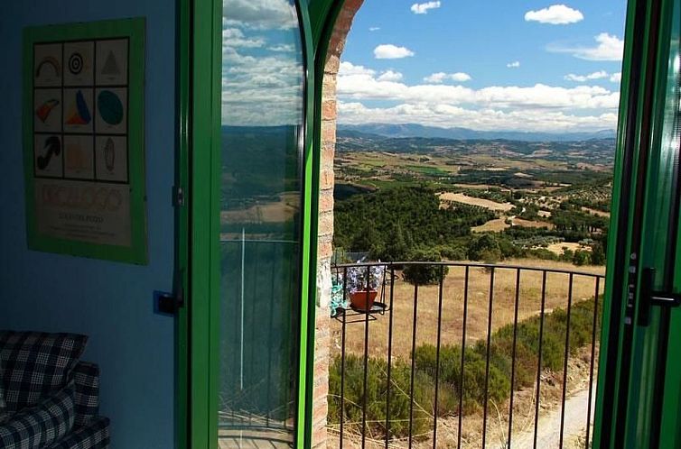 Appartement Studio mit Balkonblick ins bergige Grüne