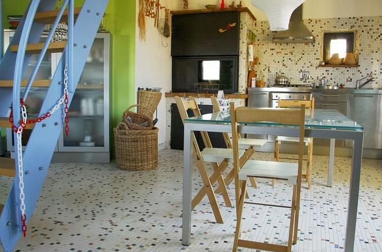 Appartement Studio mit Balkonblick ins bergige Grüne
