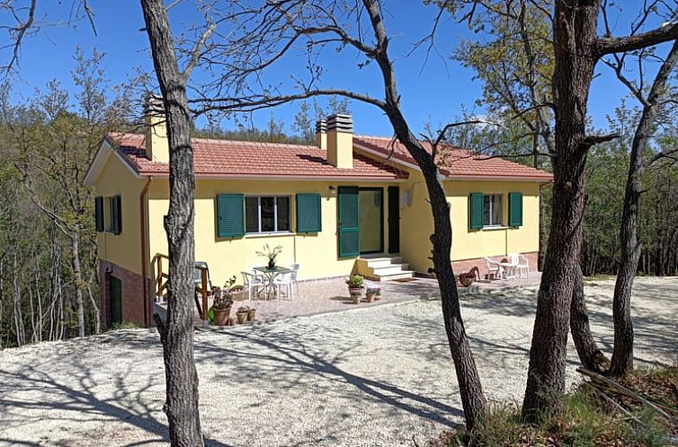 Entfliehen Sie zu Holiday home in Apiro, einem wunderschoen gelegenen Ferienhaus in den Marken, Italien, umgeben von friedlicher Natur.