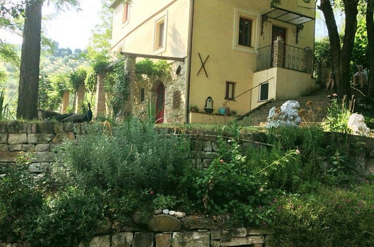 Ontdek Villa Castelplanio in Castelplanio, Umbrie/Marche, Italie, een idyllisch vakantiehuis met een prachtig terras en natuurlijke omgeving.