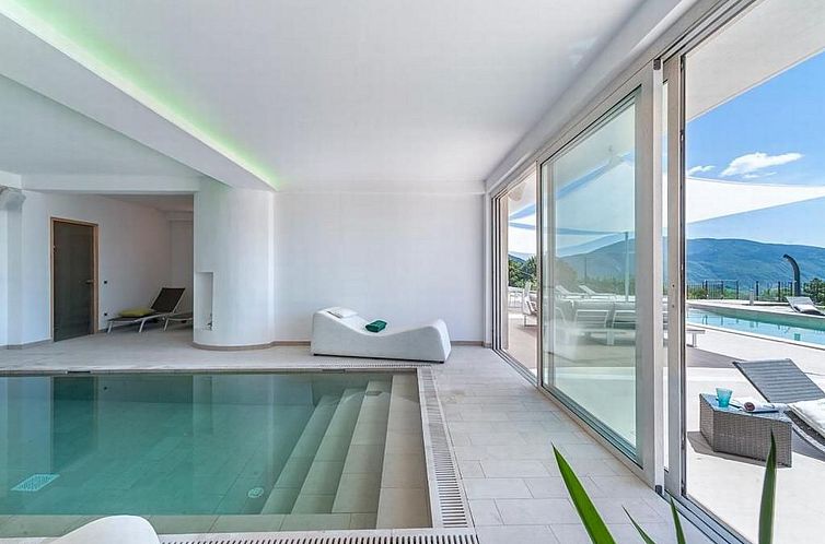 Vakantiehuis Villa Montefalcone, Außen- und Innenpool