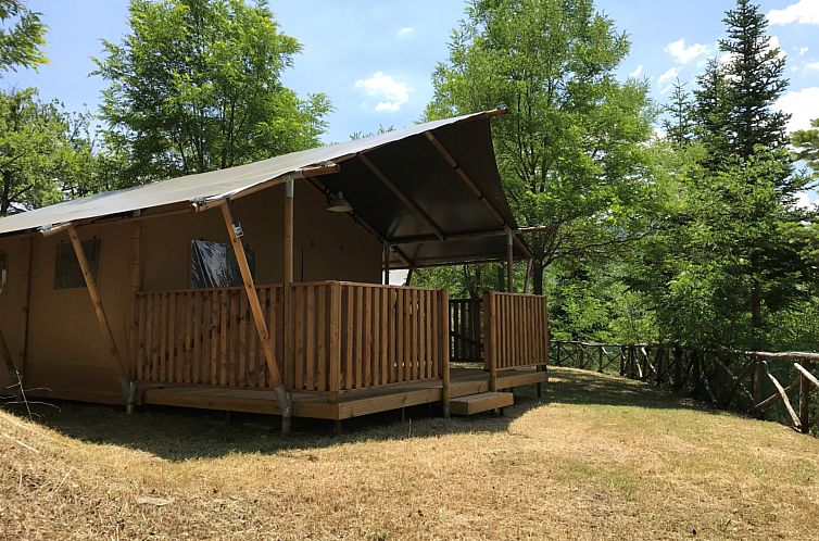 Entdecken Sie luxurioeses Glamping in Preci, Umbrien, Italien. Dieses Safarizelt mit eigenem Bad bietet einen herrlichen Blick auf die gruene Natur.