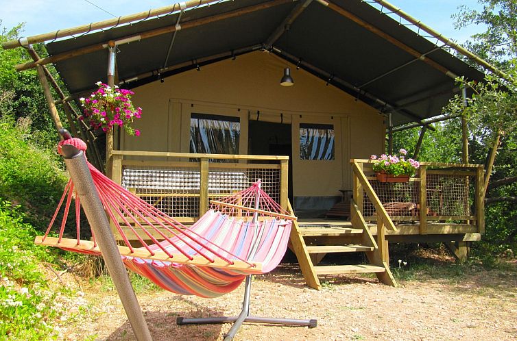 Geniessen Sie Ruhe und Frieden in der Wood Lodge in Sassoferrato, Umbrien, mit einer einladenden Veranda und einer bunten Haengematte.