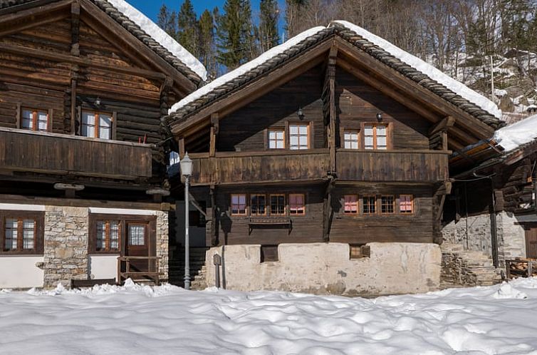Authentiek Huisje in Macugnaga, gelegen in de schilderachtige Alpen van Piemonte, Italie, omgeven door een serene winterse omgeving.