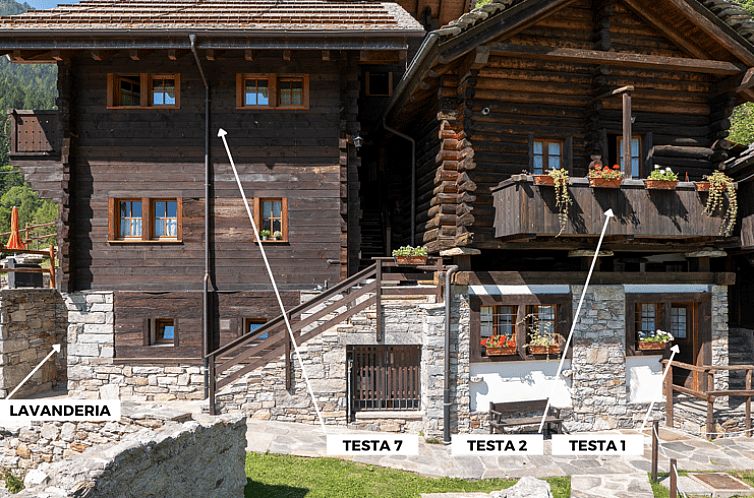 Ferienhaus in Macugnaga, Piemont, Italien, mit rustikalem Ambiente und schoenem Holzbalkon.