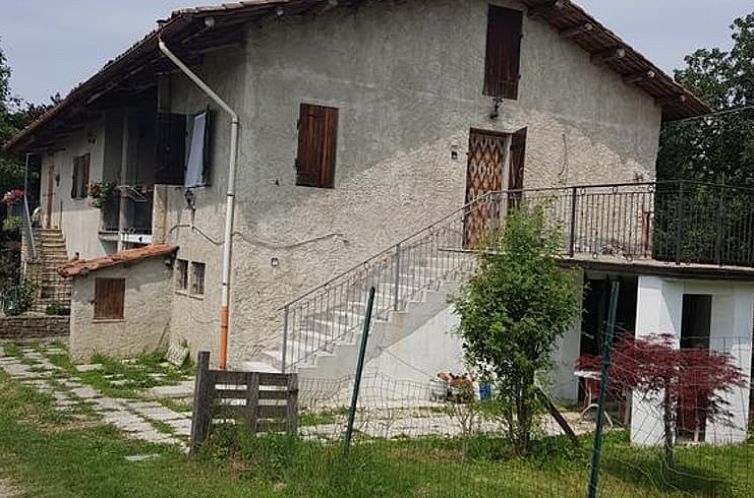 Rustikales Ferienhaus in Ceva, Piemont: Charmantes Ferienhaus mit Steintreppe und gruener Umgebung.