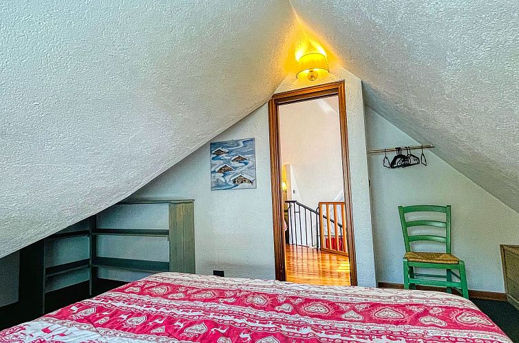 Appartement Drei-Zimmer-Dachgeschosswohnung 6 p.l. Villa Fre