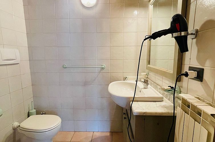 Appartement Zwei-Zimmer-Wohnung im Dachgeschoss 5 p. l. Vill