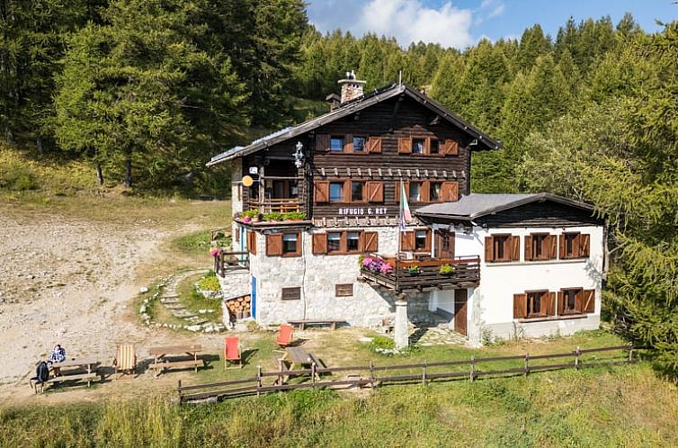 Vacation home Cottage in Oulx, located in picturesque Piedmont, Italy, offers breathtaking views of the surrounding nature.