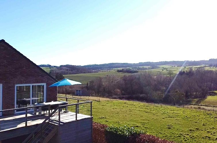ARD098 Ferienhaus in Barzin, Ardennen mit Terrasse mit Blick auf gruene Huegel in Luxemburg, Belgien.