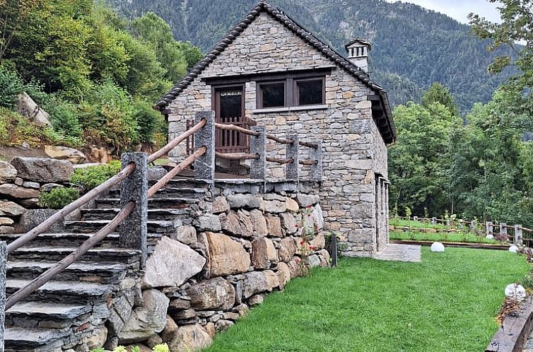 Entfliehen Sie zum Cottage in Crodo, einem idyllischen Ferienhaus in Piemont, Italien, mit atemberaubendem Bergblick und ueppiger Umgebung.