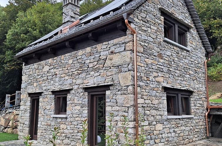 Entdecken Sie das Cottage in Crodo, ein idyllisches Ferienhaus in Piemont, Italien, mit authentischen Steinfassaden und ruhiger Natur.