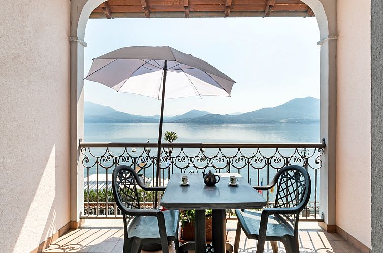 LAGO MAGGIORE - APPARTAMENTO Balcony & Patio VISTA FRONTE LA