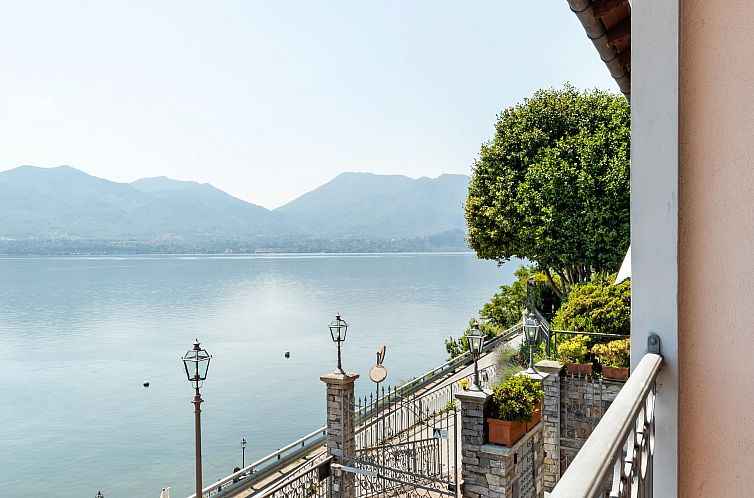 LAGO MAGGIORE - APPARTAMENTO Balcony & Patio VISTA FRONTE LA