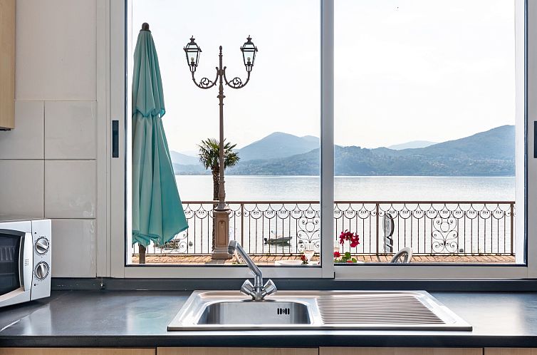 LAGO MAGGIORE - APPARTAMENTO Balcony & Patio VISTA FRONTE LA