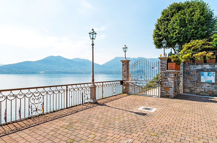 LAGO MAGGIORE - APPARTAMENTO Balcony & Patio VISTA FRONTE LA