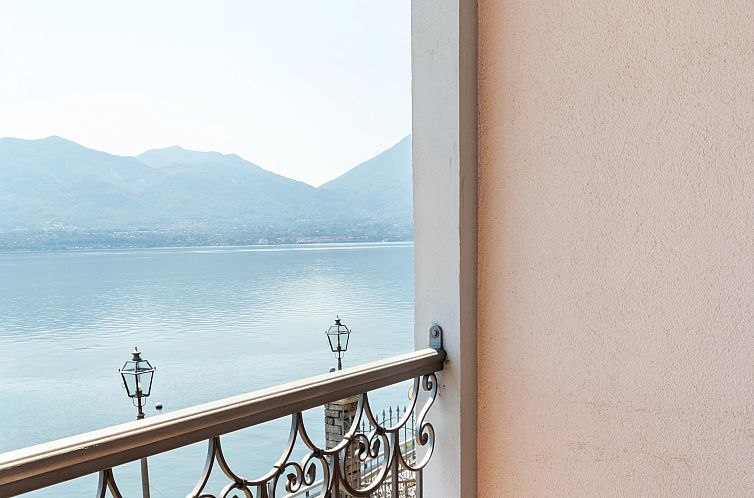 LAGO MAGGIORE - APPARTAMENTO Balcony & Patio VISTA FRONTE LA