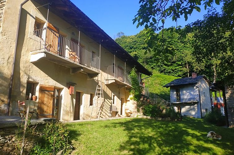 Geniessen Sie Ruhe und Frieden im Ferienhaus in MONTEBRACCO, BARGE, umgeben von Natur und mit komfortablen Aussenbereichen im Piemont, Italien.