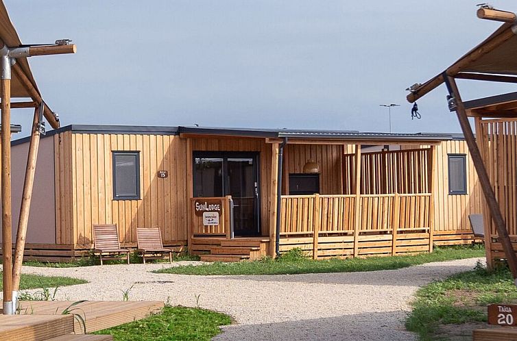 Ontdek de SunLodge Catalpa in Cisano Di Bardolino, Veneto; een stijlvolle glamping lodge met een ruim terras om te ontspannen.