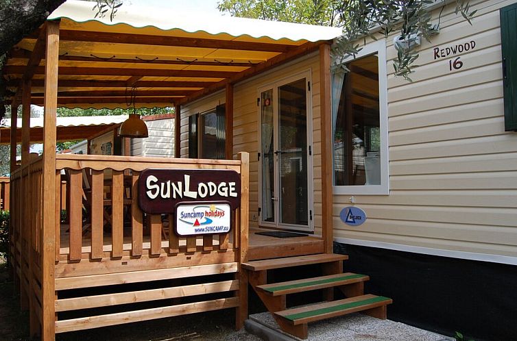 SunLodge Redwood in Venetien, Italien, mit einladender Terrasse fuer einen entspannten Urlaub in der Natur.