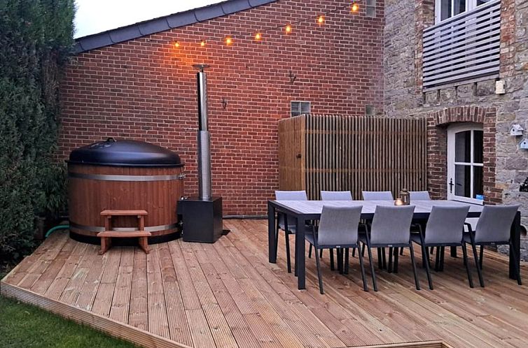 Geniessen Sie die Terrasse mit Jacuzzi im Le Tresor de Han, Ferienhaus in Han-sur-Lesse, Ardennen.