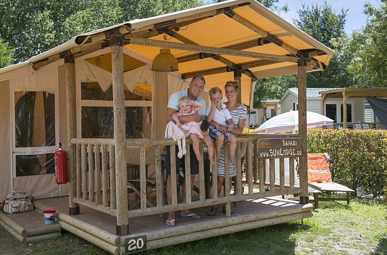 Entdecken Sie das SunLodge Safari-Safarizelt in Caorle, Venedig. Perfekt fuer einen Familienausflug mit einer charmanten Terrasse und einer natuerlichen Umgebung.