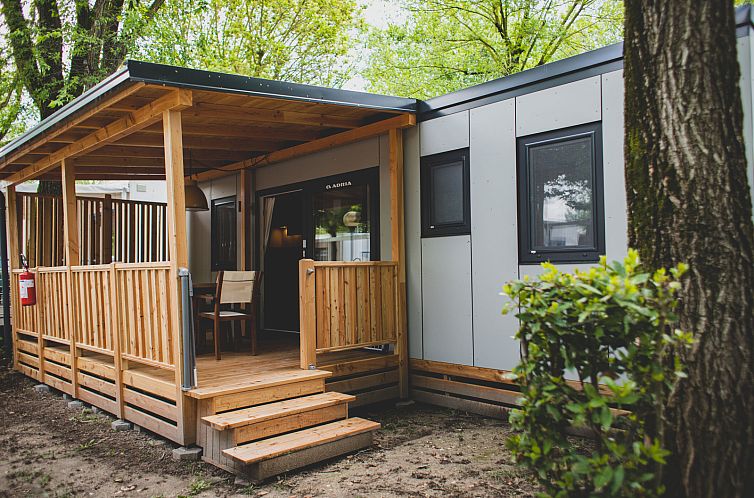 Uebernachten Sie stilvoll in der SunLodge Sabai in Caorle, Venetien. Entspannen Sie sich auf der Holzterrasse dieser komfortablen Glamping-Lodge.