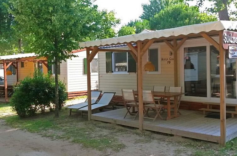 Ontdek de SunLodge Aspen Combi in Venetie, Italie, een comfortabele glamping lodge met een schaduwrijk terras.