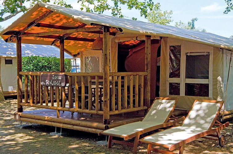 Ontspan in de SunLodge Safari in Cavallino, Venetie, een comfortabele safaritent met een zonnige veranda en groene omgeving.