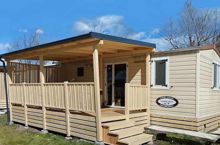 Erleben Sie die SunLodge Redwood Premium in Cavallino, Venedig; eine stilvolle Lodge mit einer einladenden Terrasse und einer natuerlichen Umgebung.